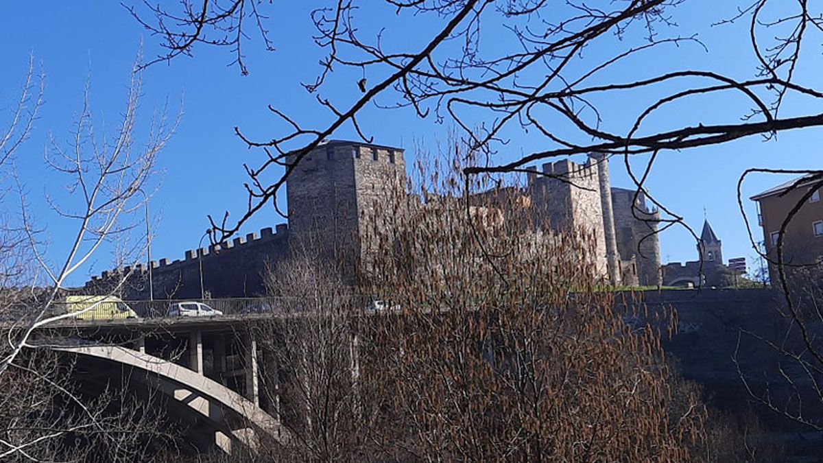 Una de las imágenes de Ponferrada con el icono de su fortaleza templaria.