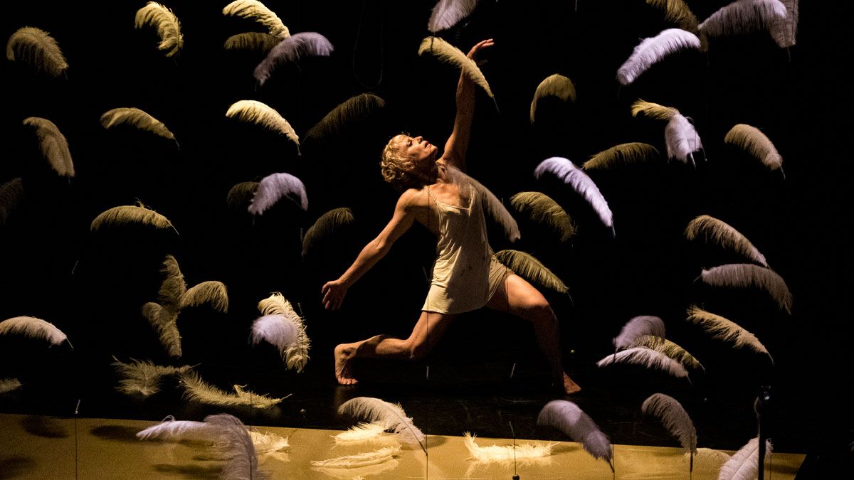 Sol Picó en la representación de su último espectáculo, ‘Malditas plumas’. | COMPAÑÍA SOL PICÓ