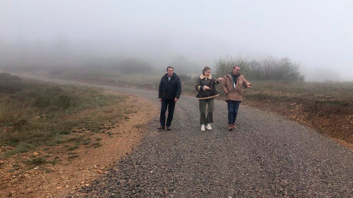 Fidentino Reyero, Ester Muñoz y Francisco Javier García visitando el estado de las obras acometidas. | L.N.C.