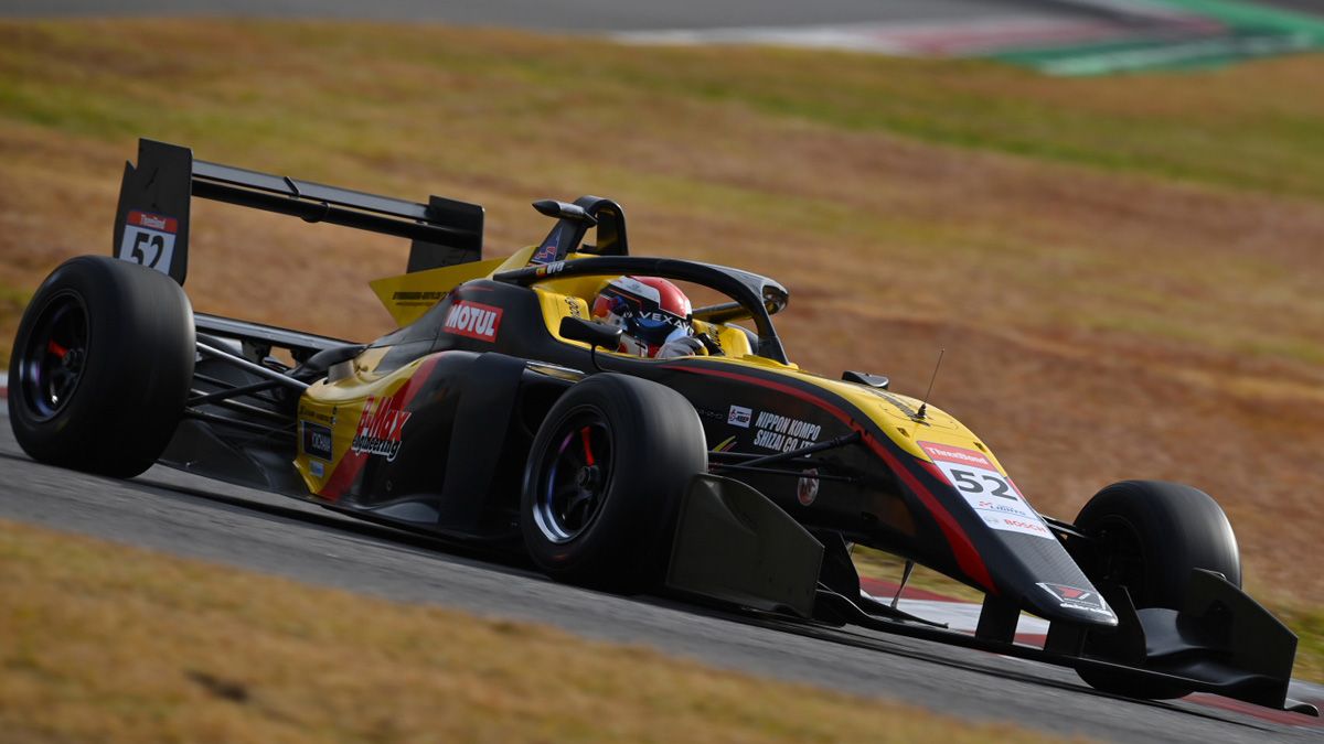 David Vidales, con el coche que pilotó durante los tests oficiales de la Super Formula Lights en Suzuka. | MIM