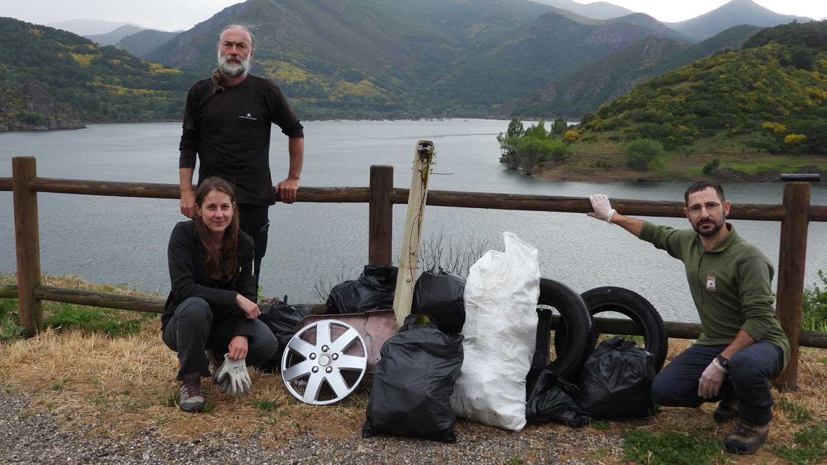 Luis Fernández (de pie) junto a sus compañeros tras una batida de recogida de ‘basuraleza’. | FUNDACIÓN OSO PARDO