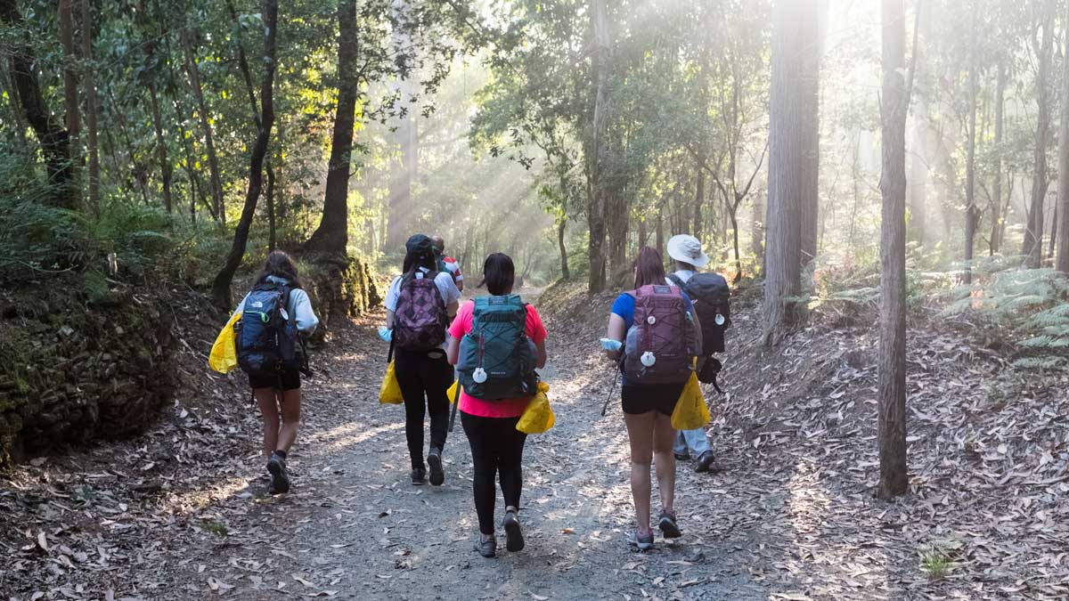 Los caminantes recogen sus residuos durante el Ruta Jacobea. | ECOEMBES