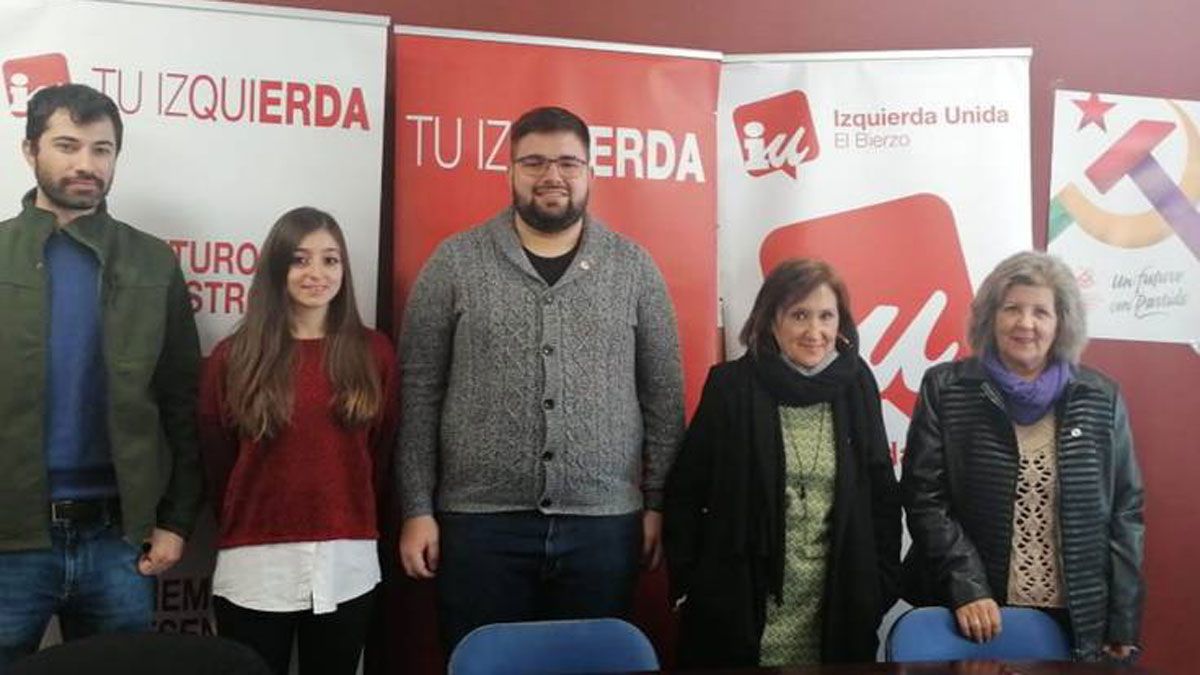 El coordinador de Izquierda Unida en Ponferrada, Iván Fernández, en el centro de la imagen.