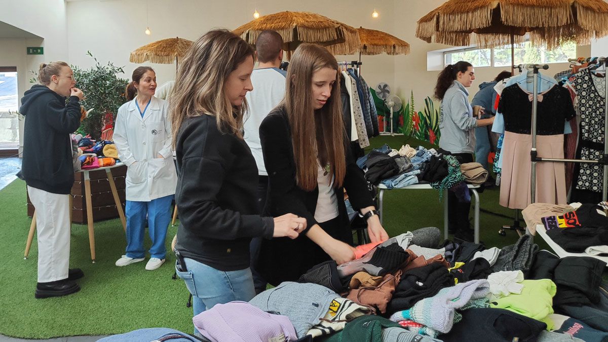 Mercadillo de ropa celebrado en el Campus de Ponferrada. | L.N.C.