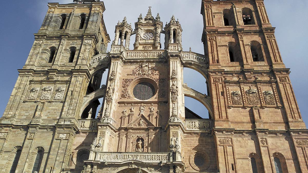 Una imagen de la fachada principal de la Catedral de Astorga. | P.F.