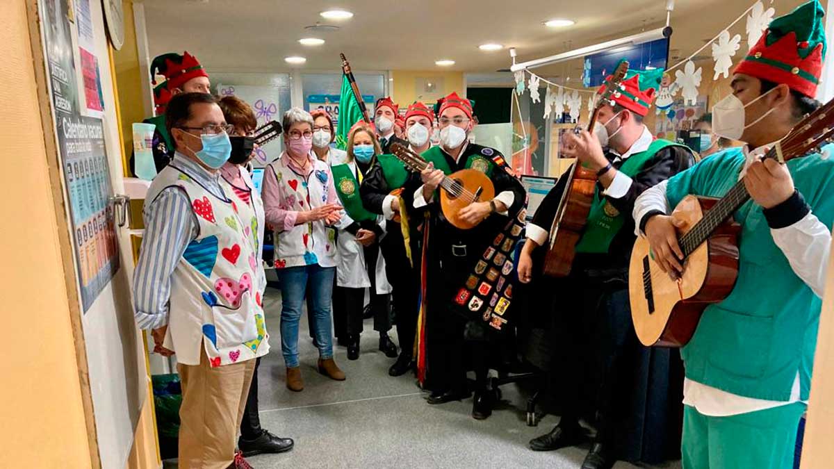 La tuna durante la visita al Hospital de León. | L.N.C.