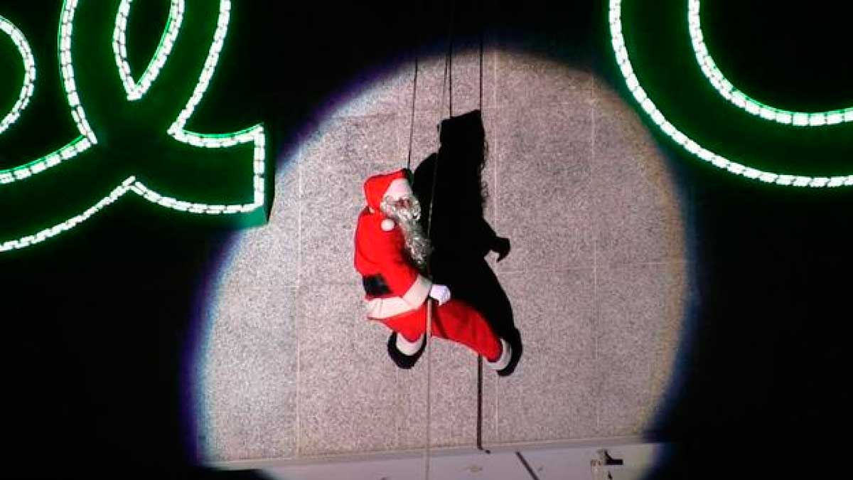 Papá Noel bajando por la fachada de El Corte Inglés unas navidades pasadas. | L.N.C.