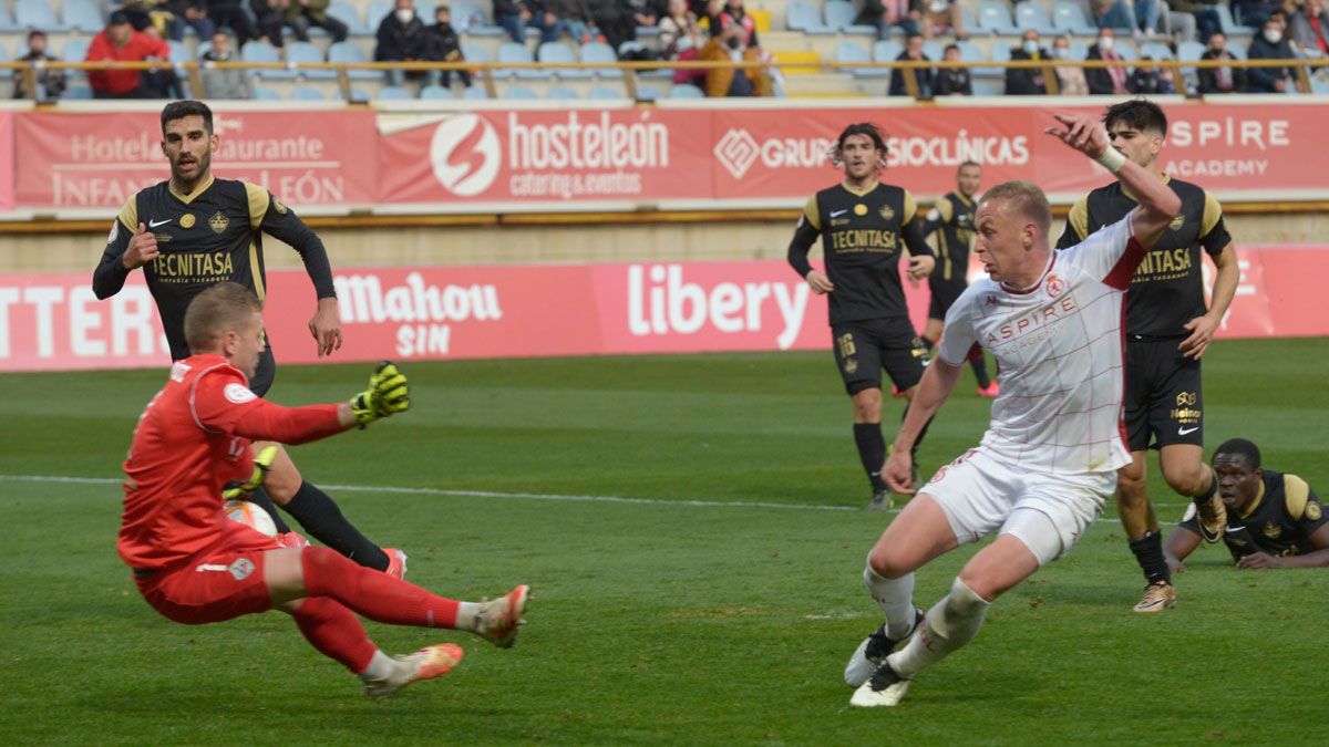 Obolskii se dispone a marcar ante el Sanse en la última visita de los madrileños al Reino. | MAURICIO PEÑA
