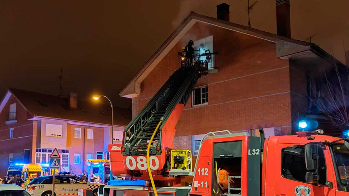 Los bomberos durante su actuación en el incendio en San Andrés del Rabanedo. | BOMBEROS LEÓN