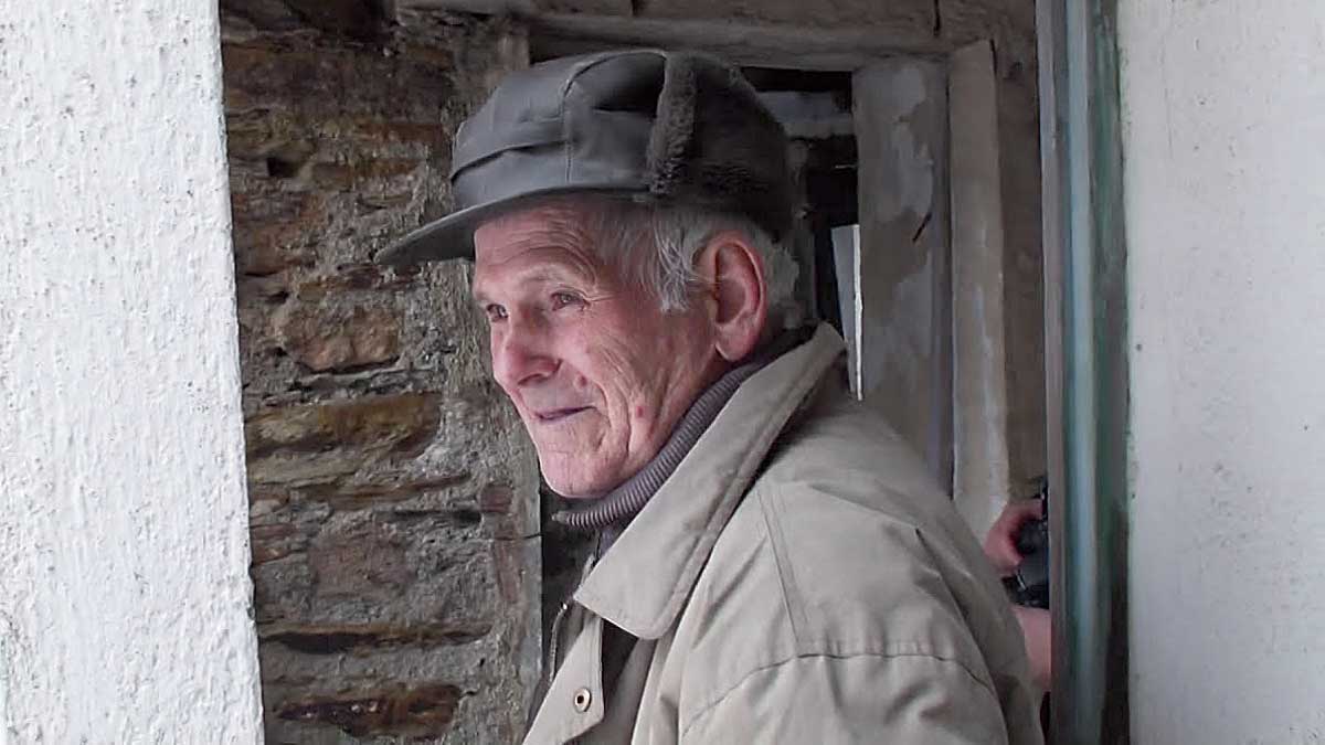 José Barrio en una de sus visitas a la mina Valborraz, convertida ya en ruinas del poblado minero. | SPUTNIK LABREGO