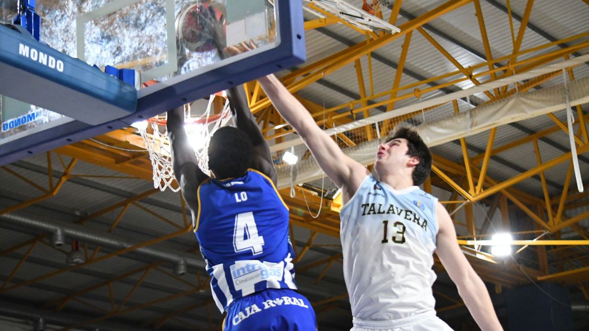 Un instante del partido en Ponferrada. | RED BLANQUIAZUL