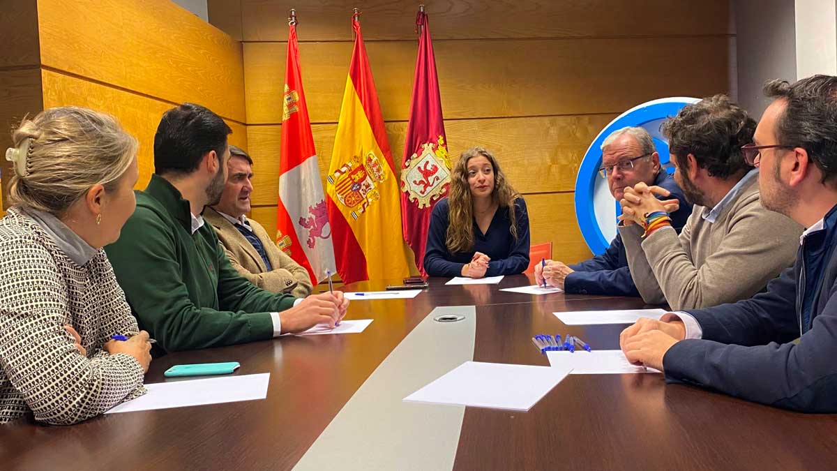 Reunión de Ester Muñoz con parlamentarios autonómicos y nacionales del PP. | L.N.C.