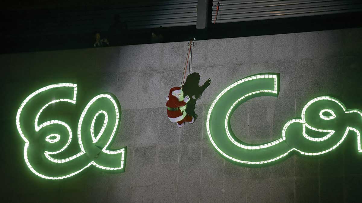 Descenso de Papá Noel por la fachada de El Corte Inglés. | SAÚL ARÉN