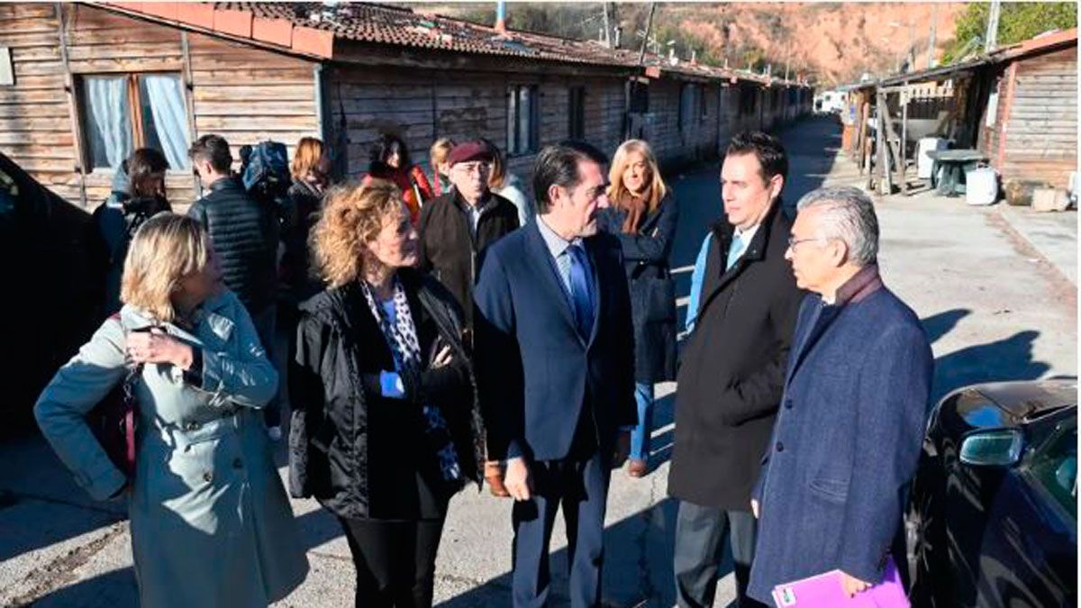 El consejero de Medio Ambiente, Juan Carlos Suárez-Quiñones, durante su visita al poblado chabolista de El Encuentro, en Burgos, en noviembre | ICAL