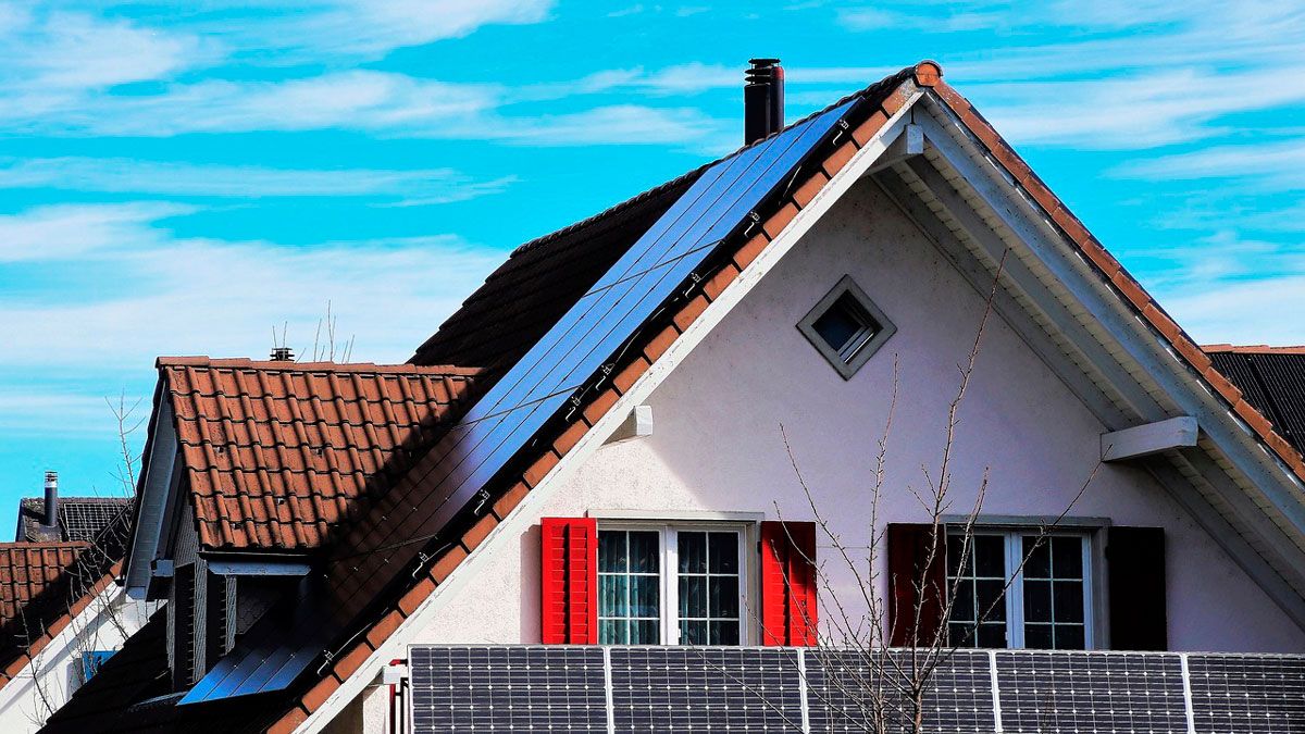 Casa con paneles solares | L.N.C.