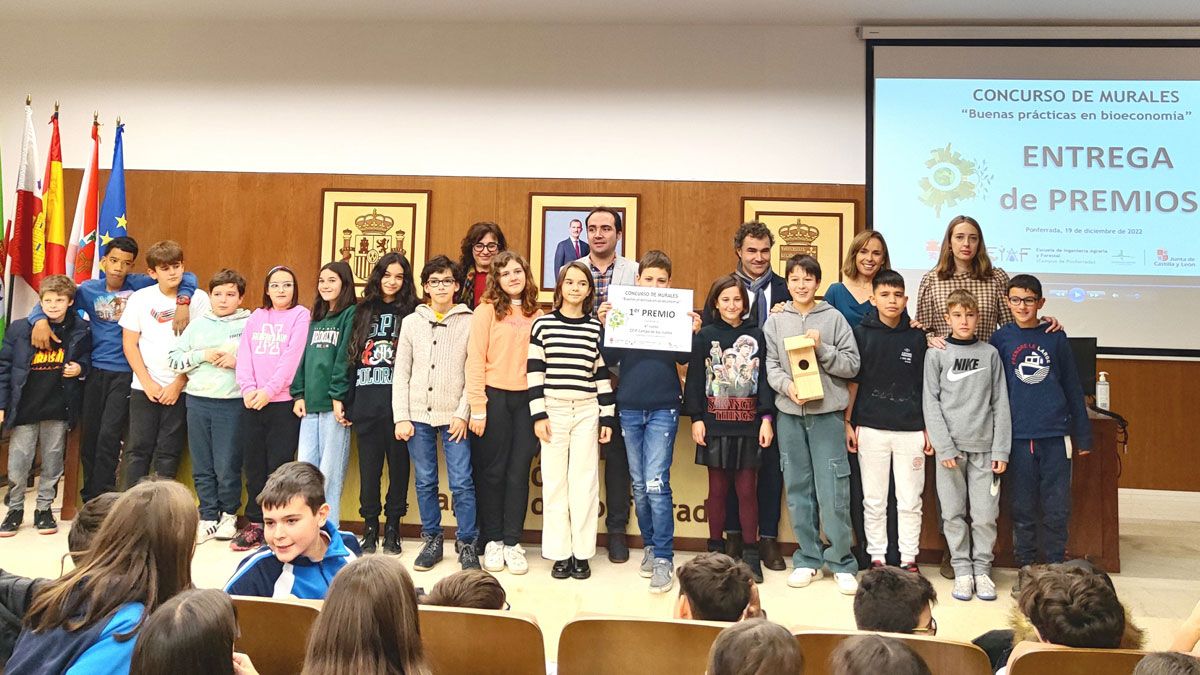 Alumnos del Colegio Campo de los Judíos recogiendo su premio.
