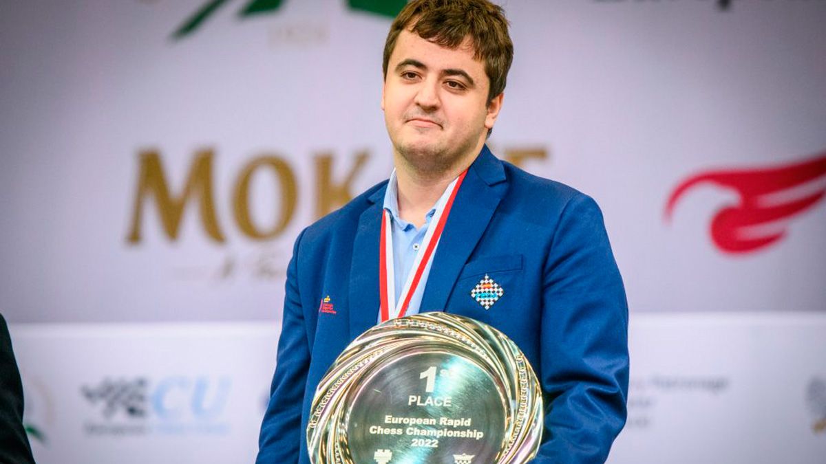 Jaime Santos, con su trofeo de campeón de Europa. | EUROPE CHESS