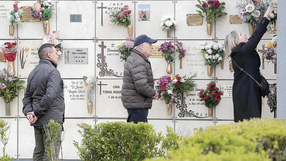 Una familia de leoneses recordando a sus seres queridos. | ICAL