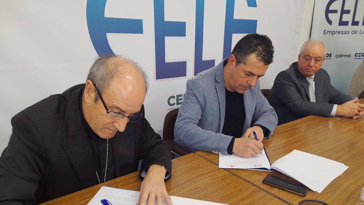Firma del convenio entre Fele Bierzo y Cáritas para la inserción laboral de los más vulnerables. | MAR IGLESIAS