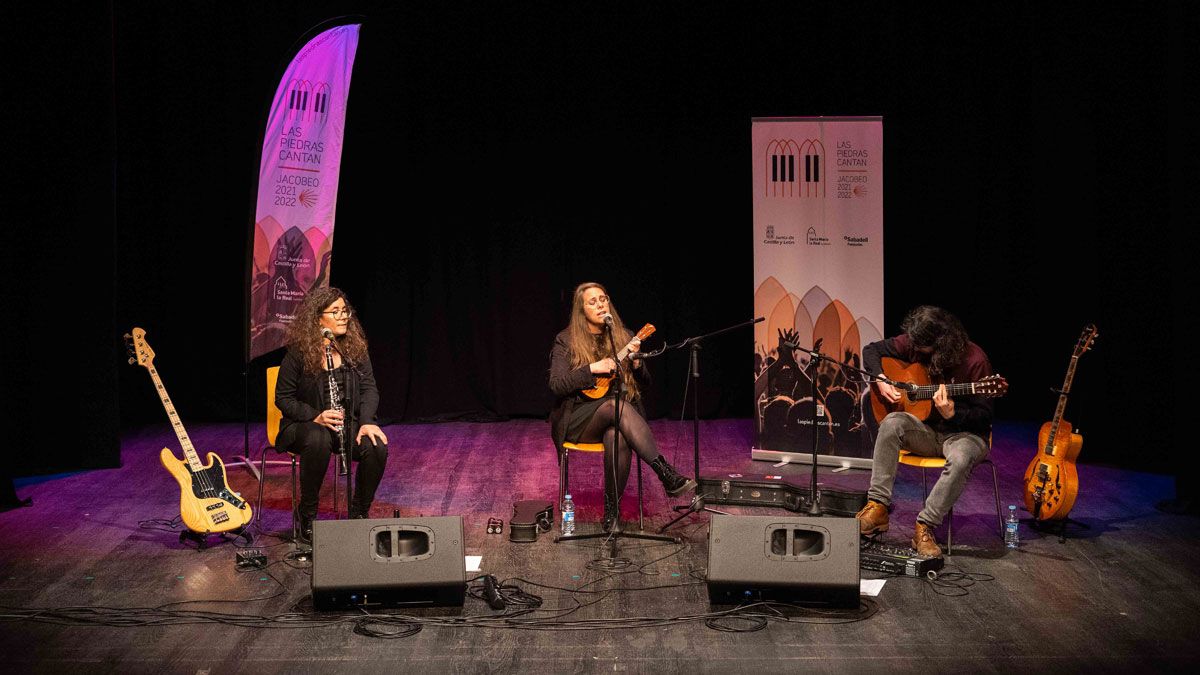 Grupo Huckleberry actuando en el teatro Benevivere.