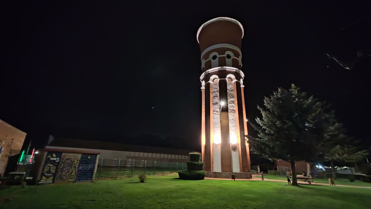 Iluminación del depósito de agua de Santa María del Páramo. | A. RODRÍGUEZ