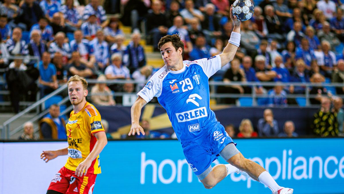 Gonzalo Pérez lanza a portería durante un partido de Liga de Campeones ante el GOG. | SPR WISLA