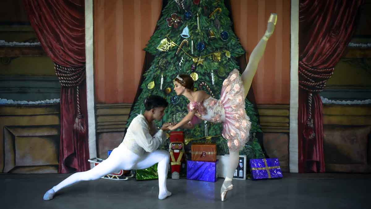 Dos de los intérpretes y bailarines cubanos de la Compañía de Laura Alonso que acuden este miércoles con ‘El Cascanueces’. | L.N.C. Dos de los intérpretes y bailarines cubanos de la Compañía de Laura Alonso que acuden este miércoles con ‘El Cascanueces’. | L.N.C.
