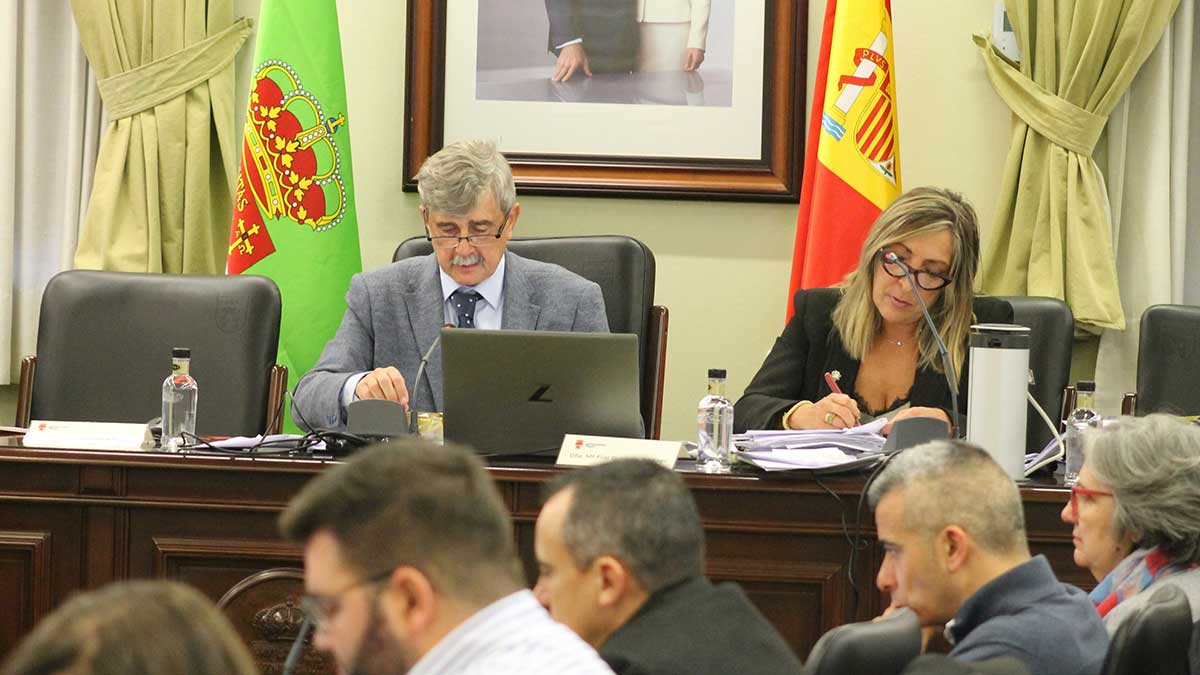 Juan Francisco García Marín y Pilar Gutiérrez, rector y secretaria general. | L.N.C.