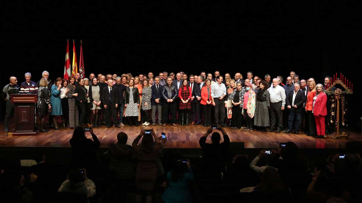 Foto de familia de los participantes en el acto de homenaje que el Ayuntamiento de León organizó para trabajadores jubilados y fallecidos. | CÉSAR