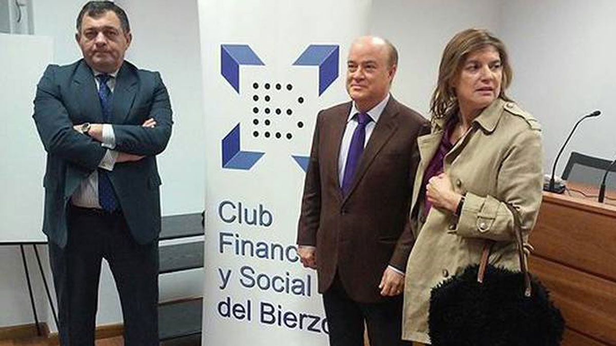 Reunión en la que se renovaron los cargos de la Junta directiva con la nueva presidenta y el presidente saliente.