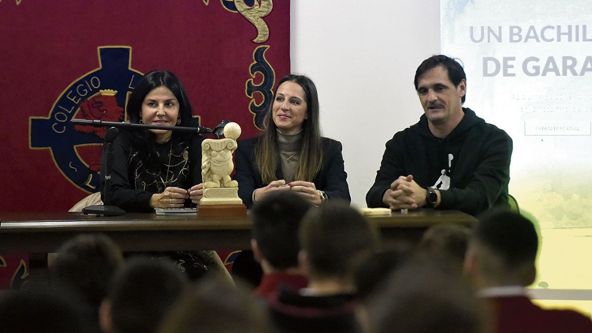 Un instante de la charla que Carolina Rodríguez y Ruth Fernández ofrecieron en el Colegio Leonés. | SAÚL ARÉN