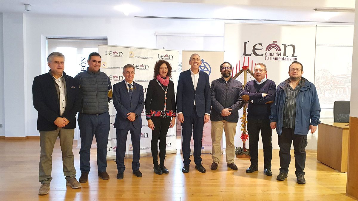 Vicente Canuria con los representantes de la Asociación de Antiguos Alumnos de Agustinianos.
