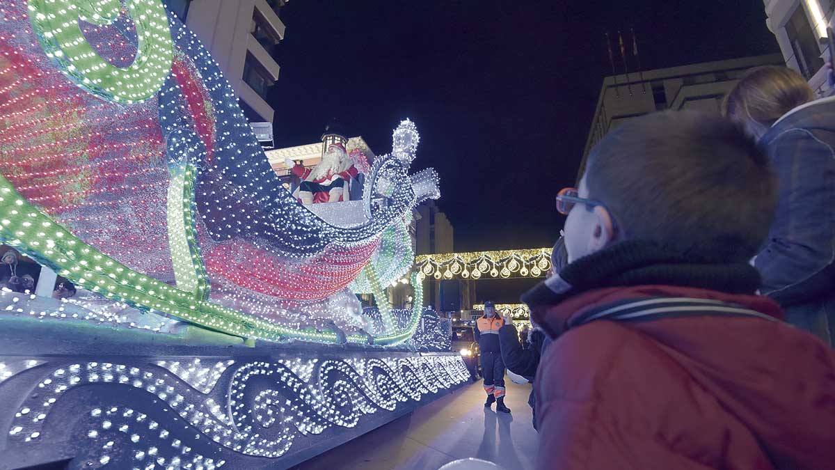 La Cabalgaza volvió a las calles de la capital leonesa tras la pandemia y sirvió para recibir como se merece a Papá Noel. | SAÚL ARÉN