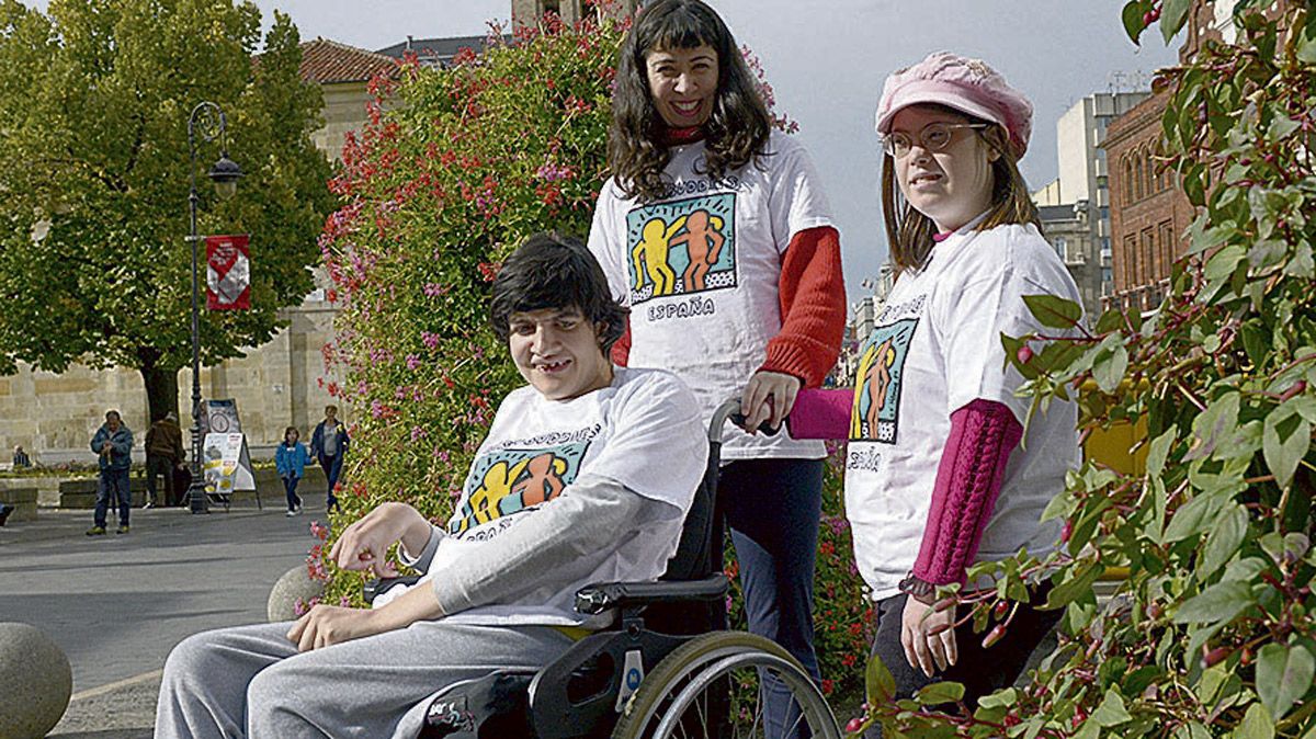 Cristal, coordinadora de Best Buddies en León, posa junto a algunos de los participantes en el proyecto. | MAURICIO PEÑA