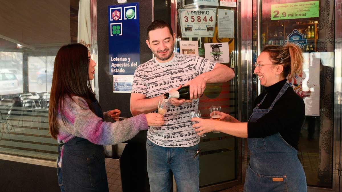 En el bar 'Moderno' de Columbrianos se preparan ya para la celebración. | MAR IGLESIAS En el bar 'Moderno' de Columbrianos se preparan ya para la celebración. | MAR IGLESIAS