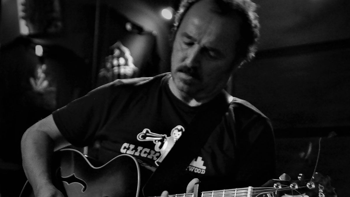 El guitarrista y cantante Rafael Hernández durante uno de sus conciertos. | L.N.C.