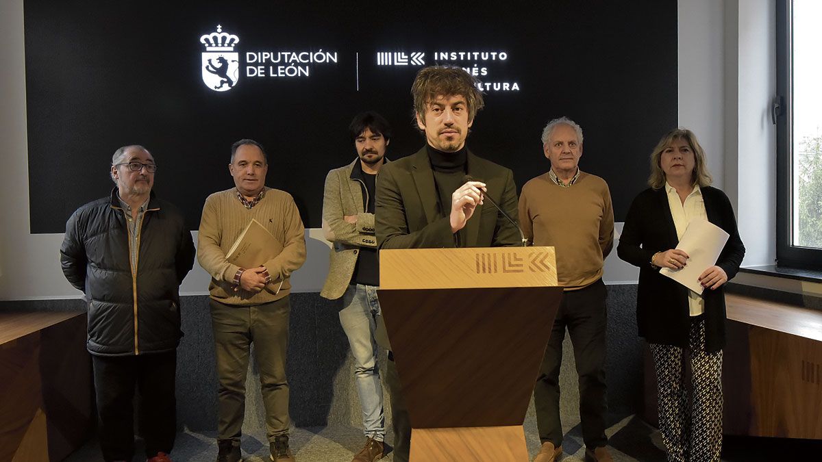 El diputado de Cultura, Pablo López Presa, se presentó arropado por los principales técnicos del ILC. | SAÚL ARÉN