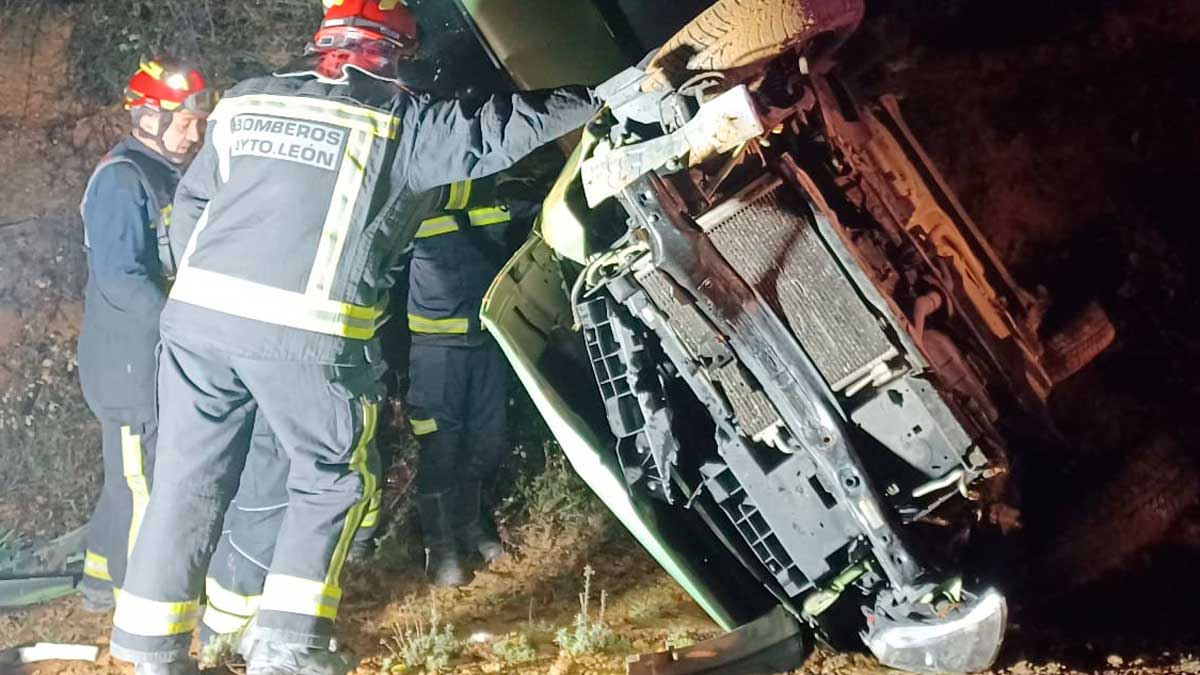 El vehículo quedó volcado lateralmente. | BOMBEROS AYTO. LEÓN El vehículo quedó volcado lateralmente. | BOMBEROS AYTO. LEÓN