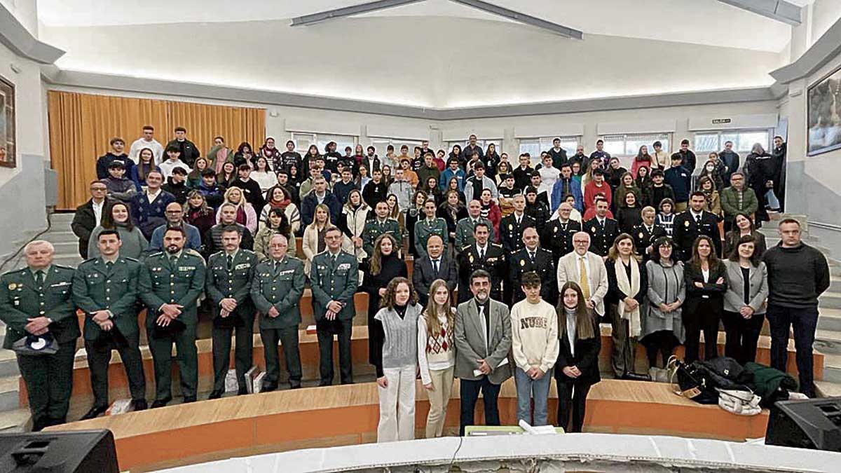 Encuentro mantenido por los agentes con la comunidad educativa del IES Vadinia de Cistierna. | L.N.C.