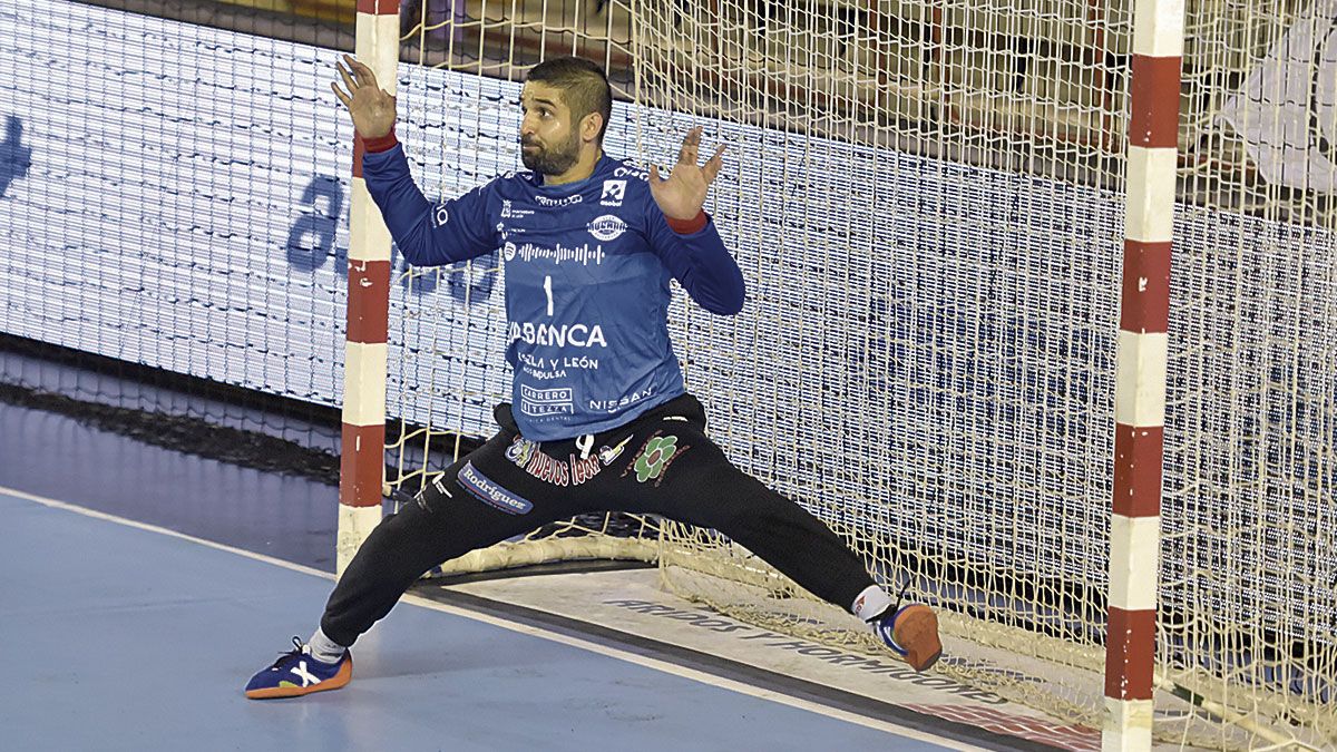 Saeid, durante un partido con el Ademar esta temporada en el Palacio de Deportes. | SAÚL ARÉN