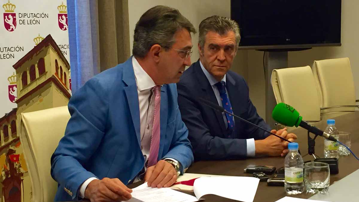 El presidente de la Diputación, Juan Martínez Majo (i) y el de la Fele, Javier Cepedano. | S.M.
