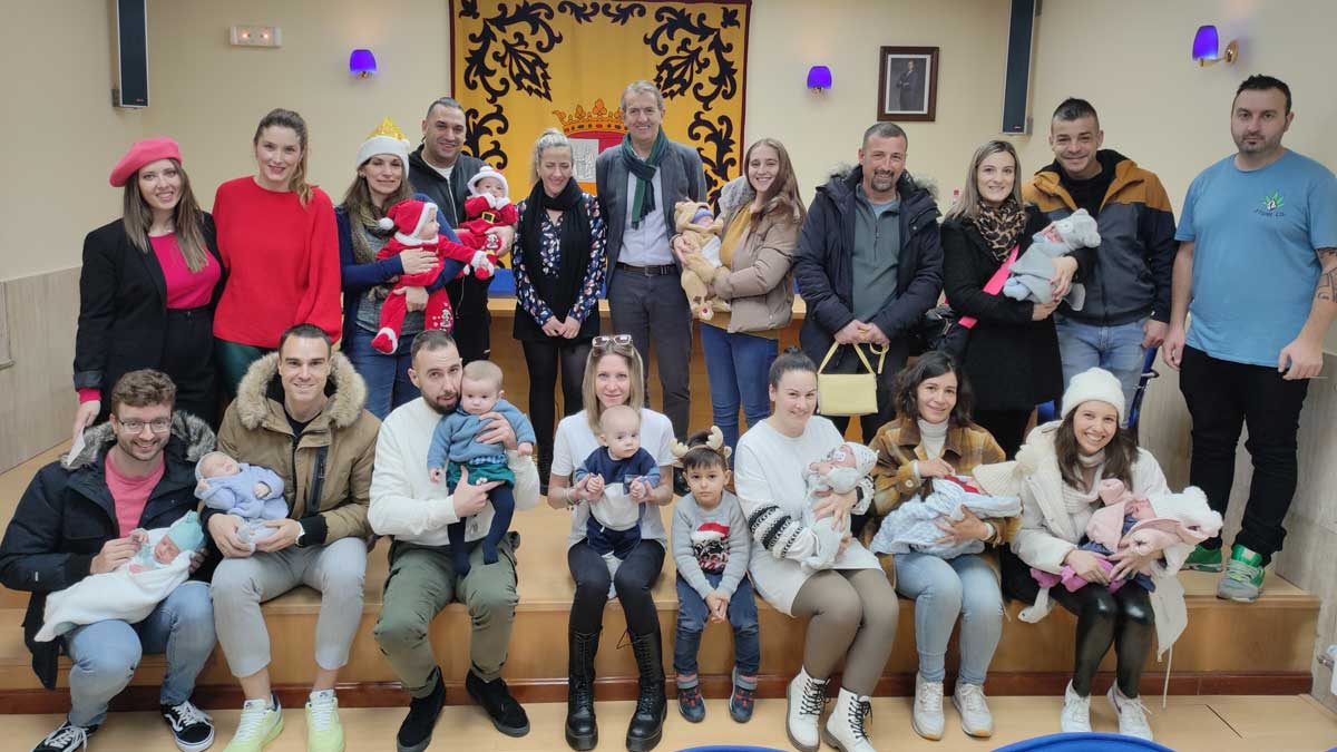 En la imagen, fotografía de grupo tras la entrega del denominado ‘cheque-bebé’ en La Robla. | L.N.C.