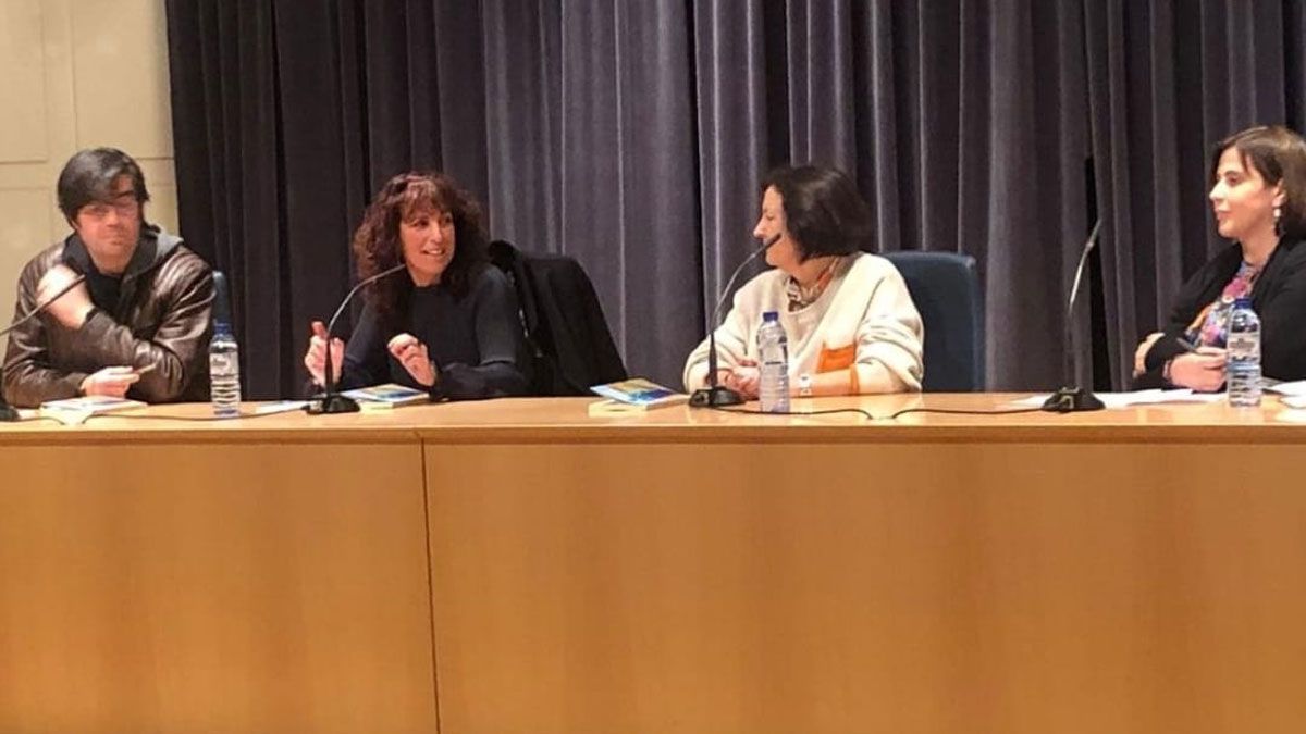 Presentación del libro con Ruy Vega y la autora.