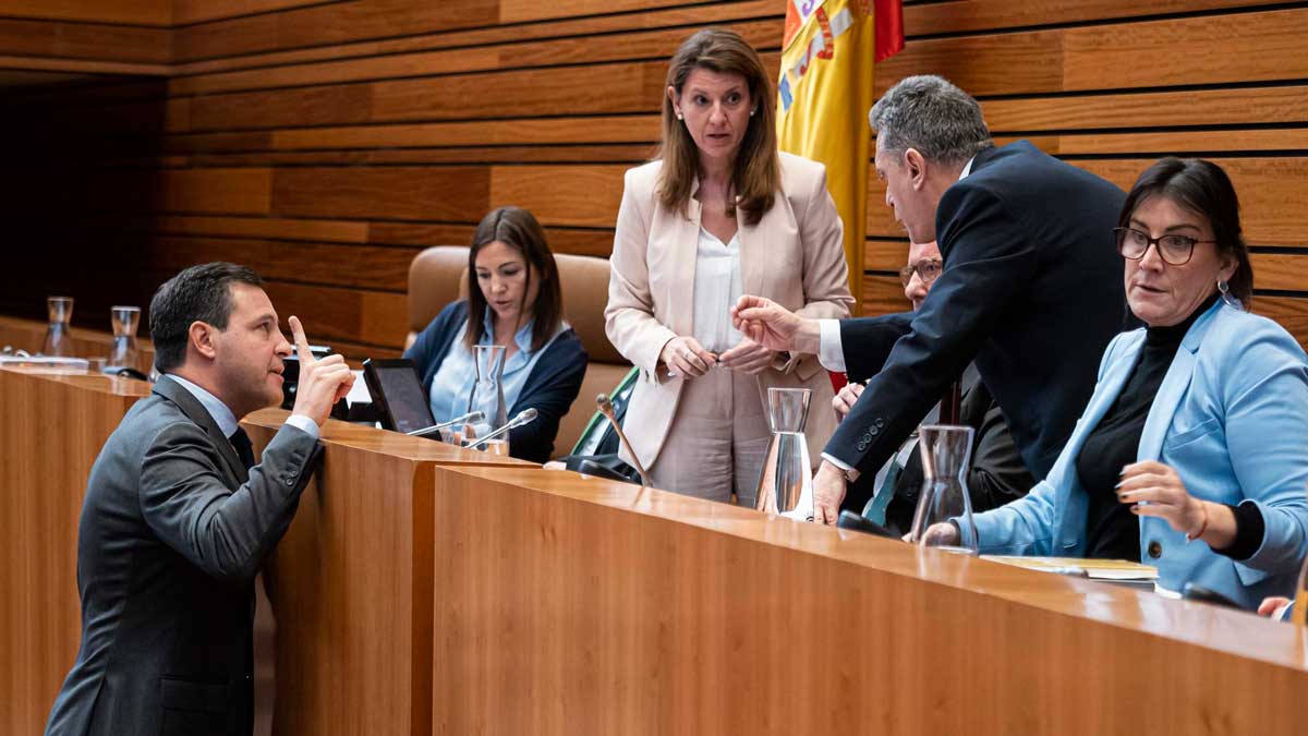 Las discusiones tras la suspensión del pleno después del error en la votación del PP. | EP