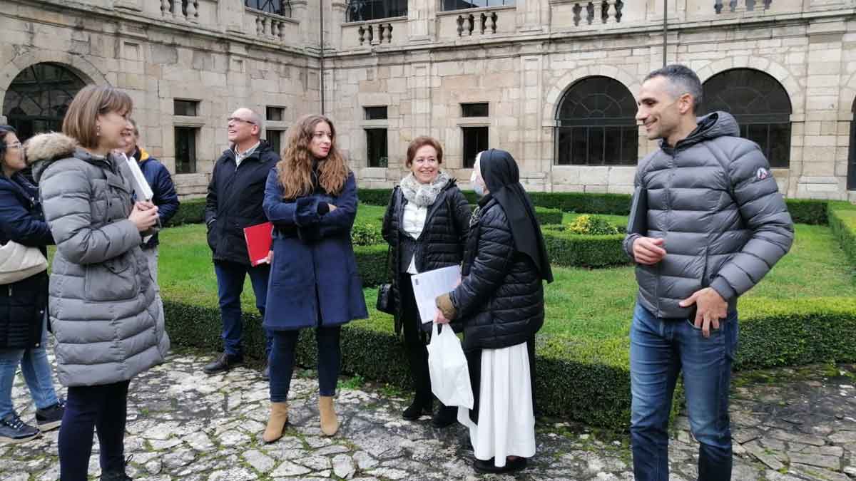 En el claustro del Monasterio de San Miguel de las Dueñas.