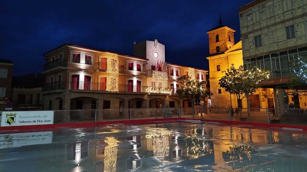 La pista de hielo está colocada en la plaza Mayor. | L.N.C. La pista de hielo está colocada en la plaza Mayor. | L.N.C.