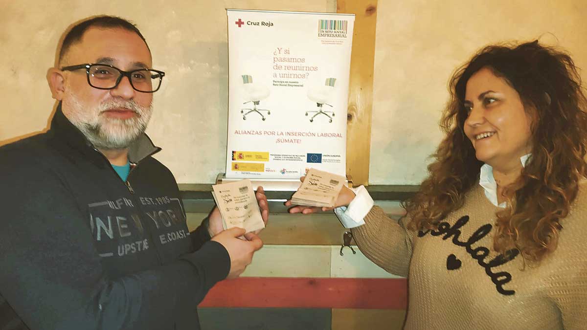 El presidente de Hostelería de León y la directora de Empleo de Cruz Roja. | L.N.C.
