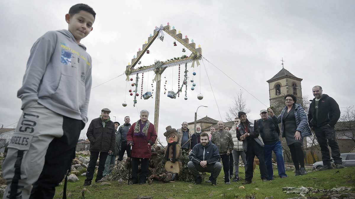 El chaval Dani, Antonio, Garci, Valentina, Álvaro, Cencio, Mario, Miguelín, Manuel, Jesús padre, El Cuqui, Leonor, Jesús hijo y Rafa: Feliz Navidad. | JESÚS F. SALVADORES