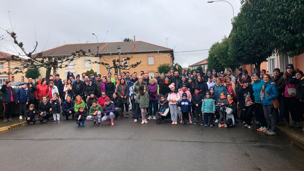 Foto de familia de todos los participantes en la carrera que se celebró en Vegas. | L.N.C.