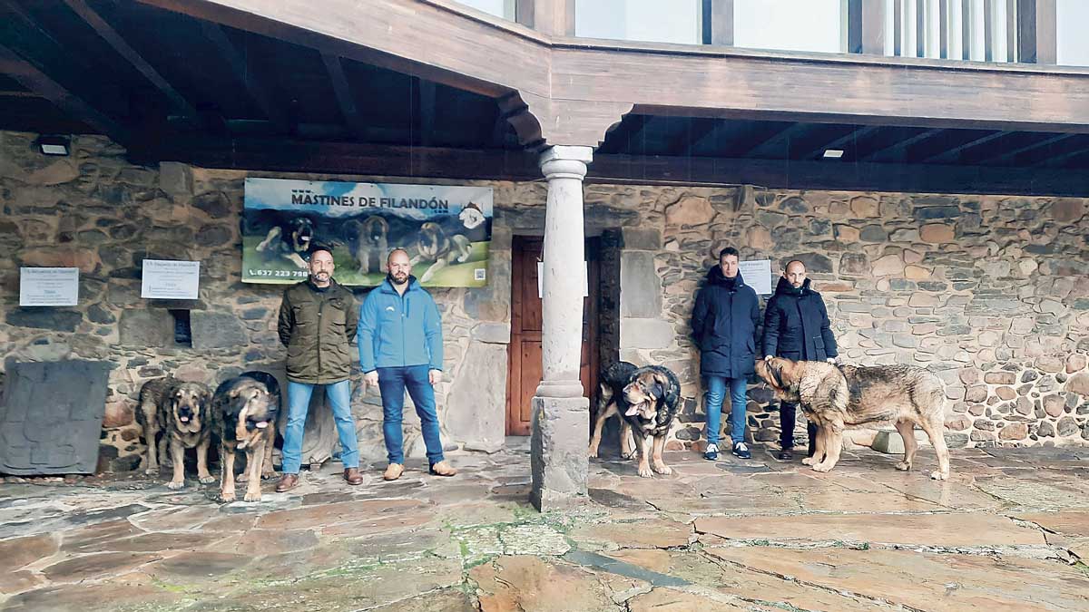 En la imagen, un momento de la presentación en los exteriores de la Casa de Sierra Pambley. | L.N.C.